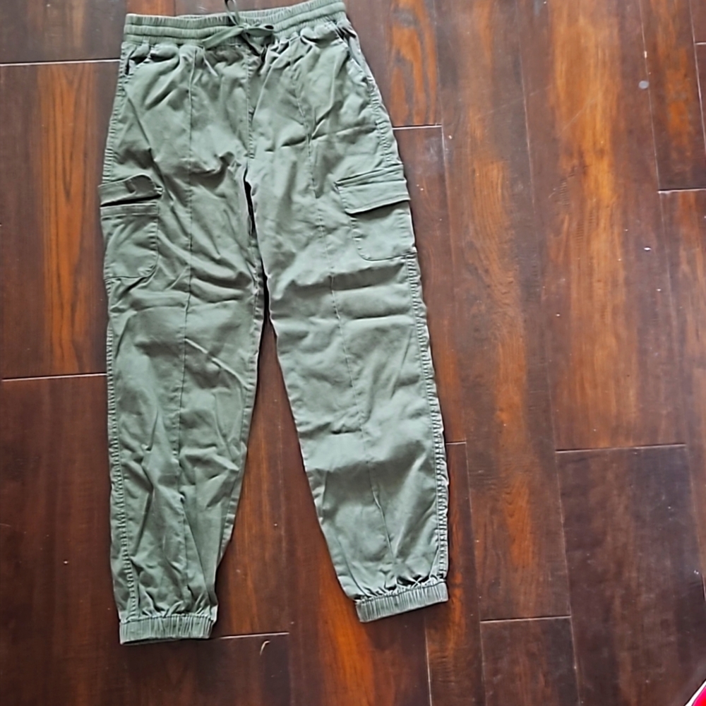 I am selling green cargo pants that are green
